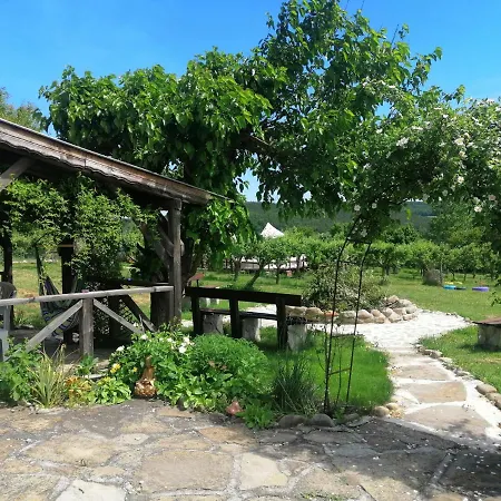 Деревянный коттедж Calla Retreat Vezenkovo